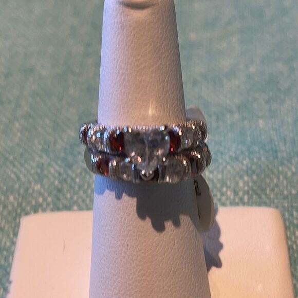 GORGEOUS RING Set with a Heart Crystal middle! - Picture 3 of 6